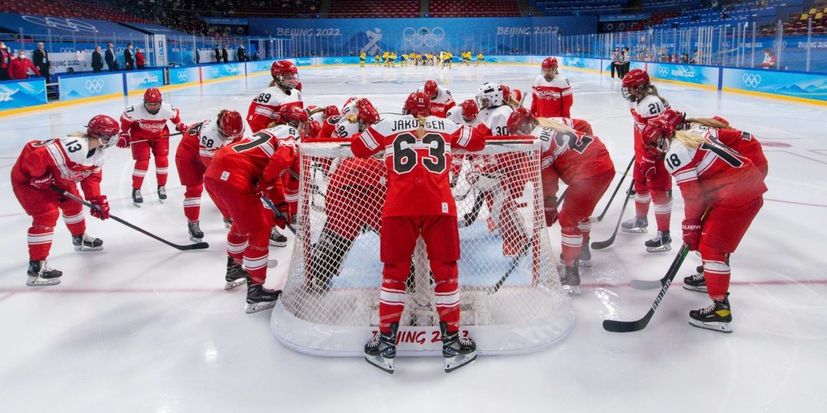 Det danske kvindelandshold i ishockey skal spille VM i ishockey, Division 1 Gruppe A. Her spilles der om oprykning til den bedste række. 