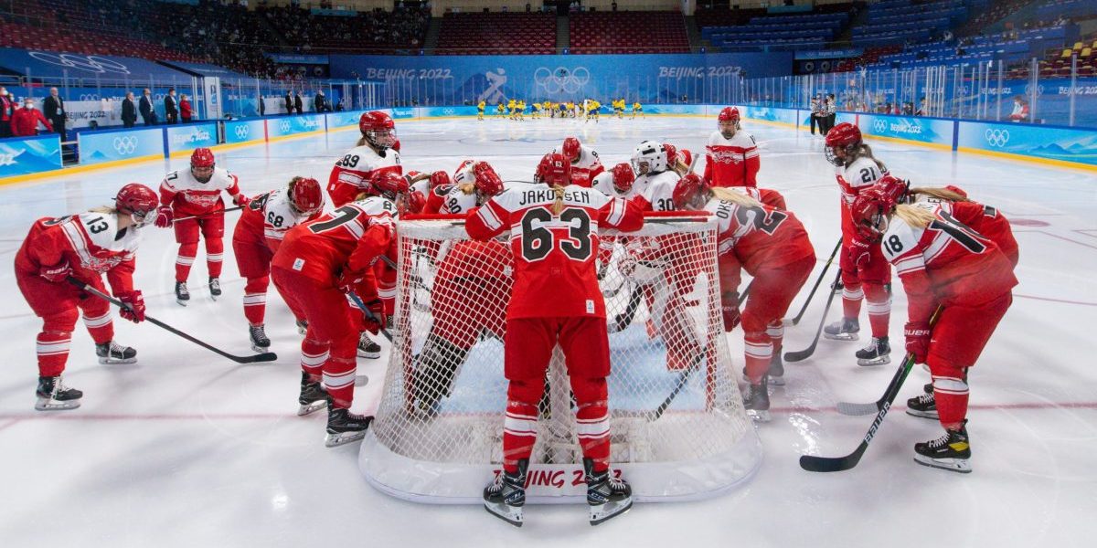 Danmark kommer på noget af en udfordring til kvindernes VM i ishockey.